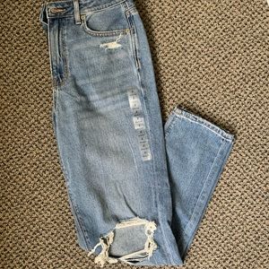 American Eagle Distressed high waisted Mom Jean